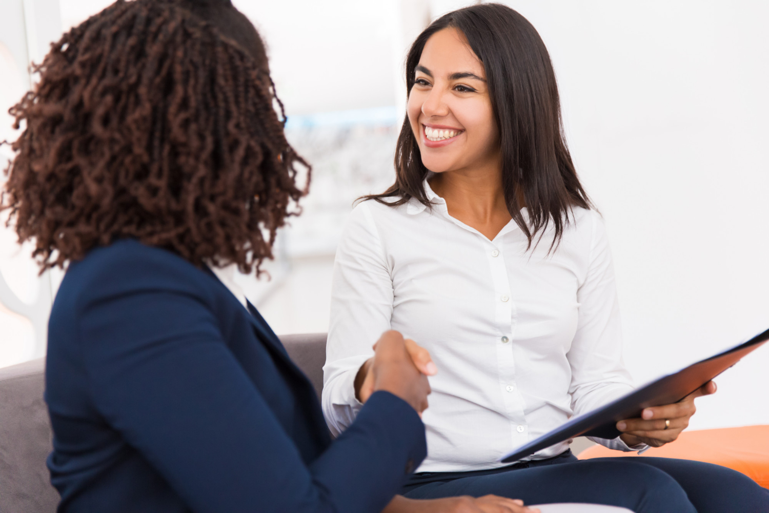 Dans le monde exigeant du recrutement, le développement de relations solides avec les clients et la fidélisation de ces partenariats sont essentiels pour le succès de votre cabinet de recrutement. Dans cet article, nous explorerons les stratégies clés et les bonnes pratiques qui vous permettront de prospérer dans ce secteur compétitif.