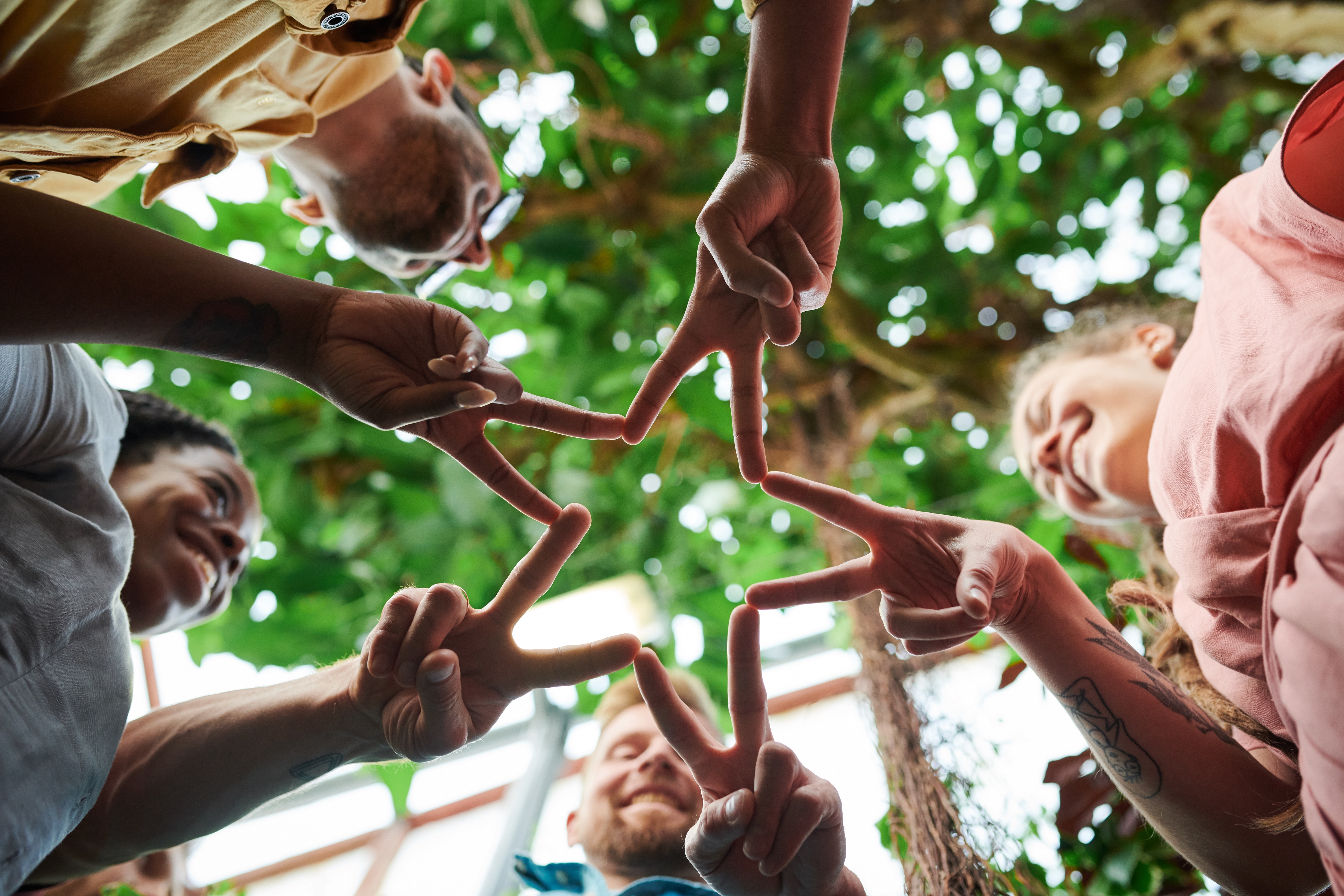 Un coffee shop axé sur la responsabilité sociale et durable se concentre sur la création d'un impact positif sur la société et sur l'environnement tout en offrant des produits de qualité à ses clients. Voici quelques aspects clés que vous pourriez prendre en compte pour développer un coffee shop axé sur la responsabilité sociale et durable.