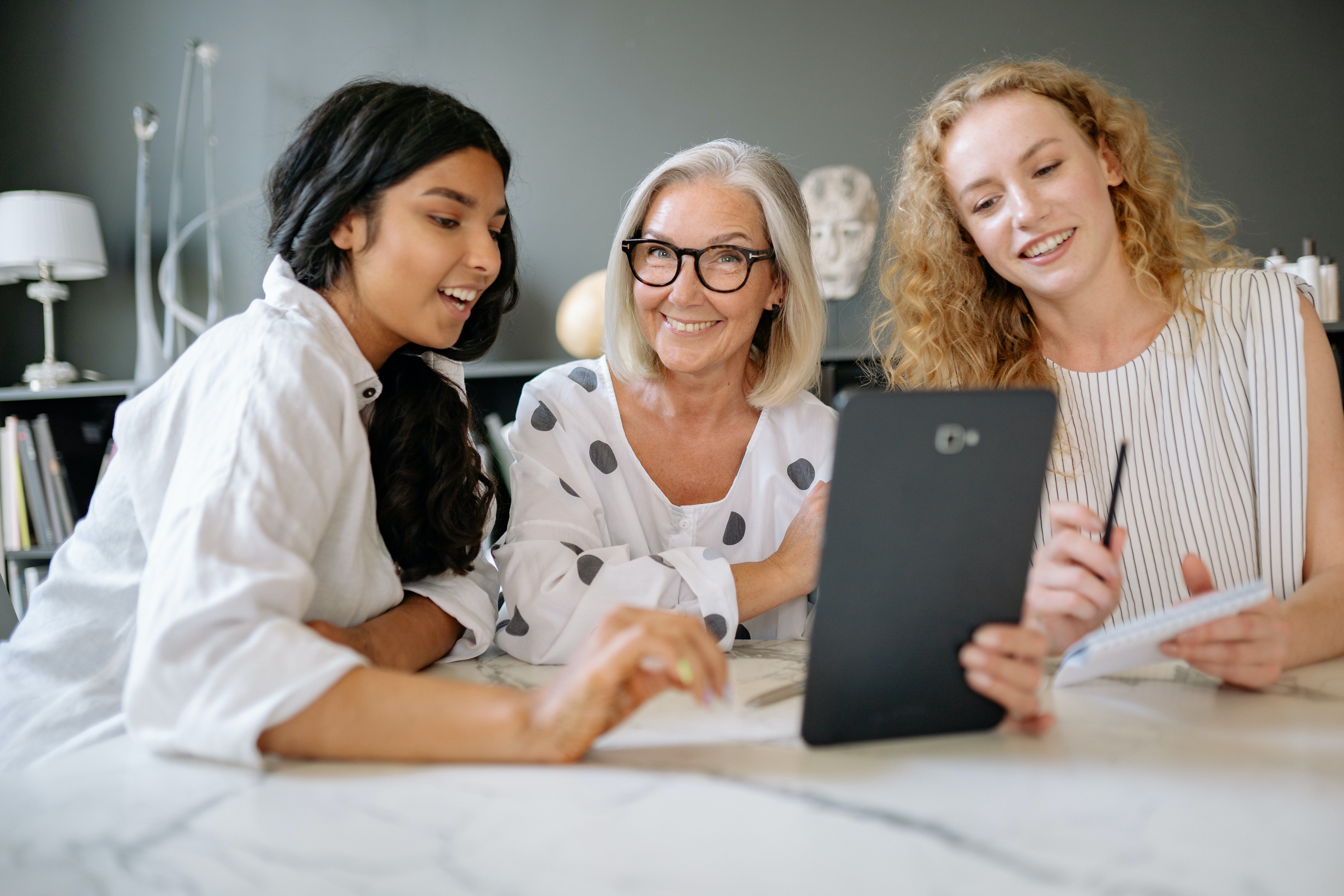 La gestion opérationnelle d'un coffee shop implique la prise en charge de divers aspects de son fonctionnement quotidien pour assurer une expérience positive pour les clients tout en maintenant une efficacité interne.