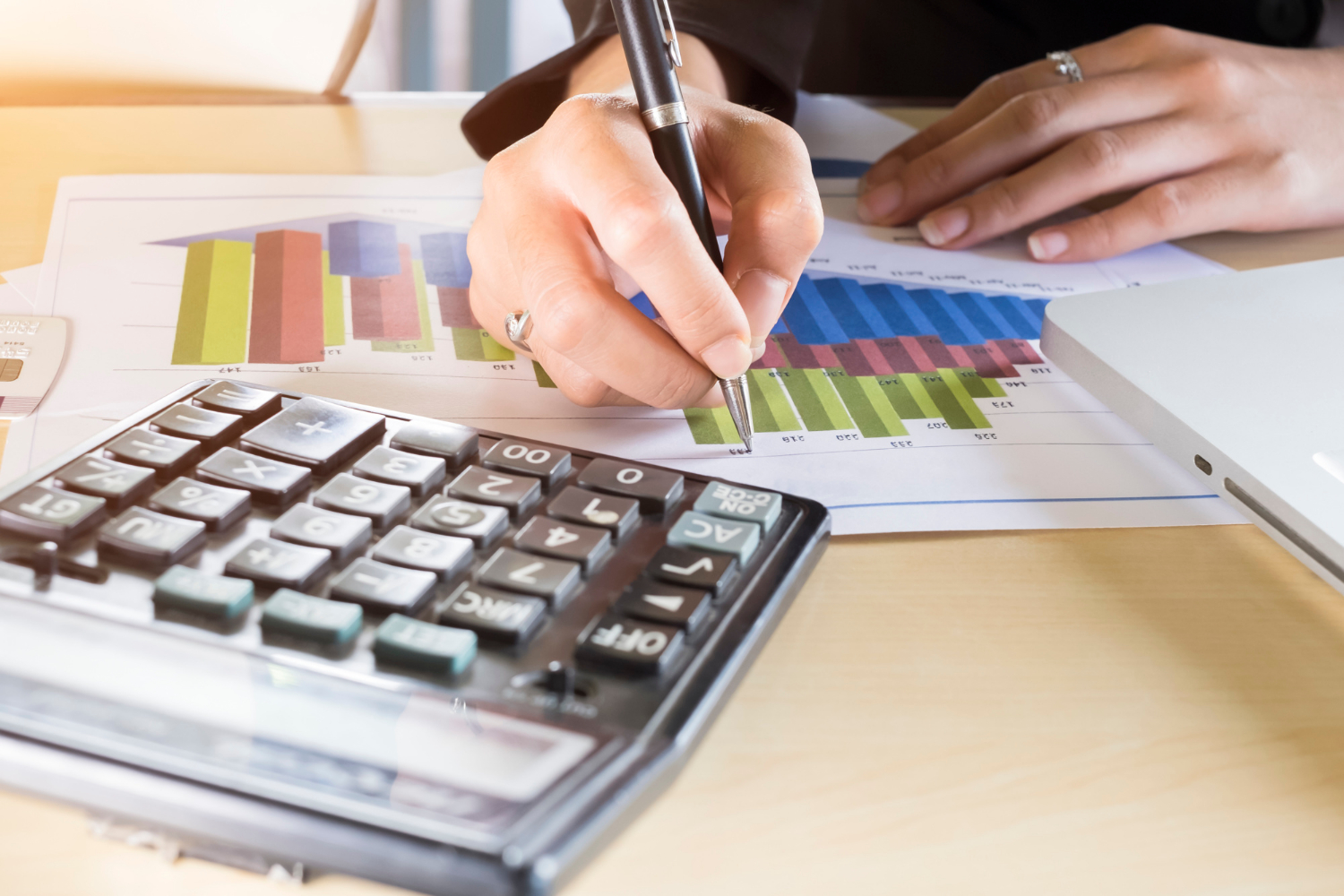 En tant qu'électricien, la gestion efficace de la structure des coûts et de la tarification est essentielle pour garantir la rentabilité de votre entreprise tout en offrant des services de haute qualité à vos clients. Comprendre comment vos coûts sont répartis et comment vous tarifez vos services peut faire la différence entre le succès et la stagnation de votre activité.