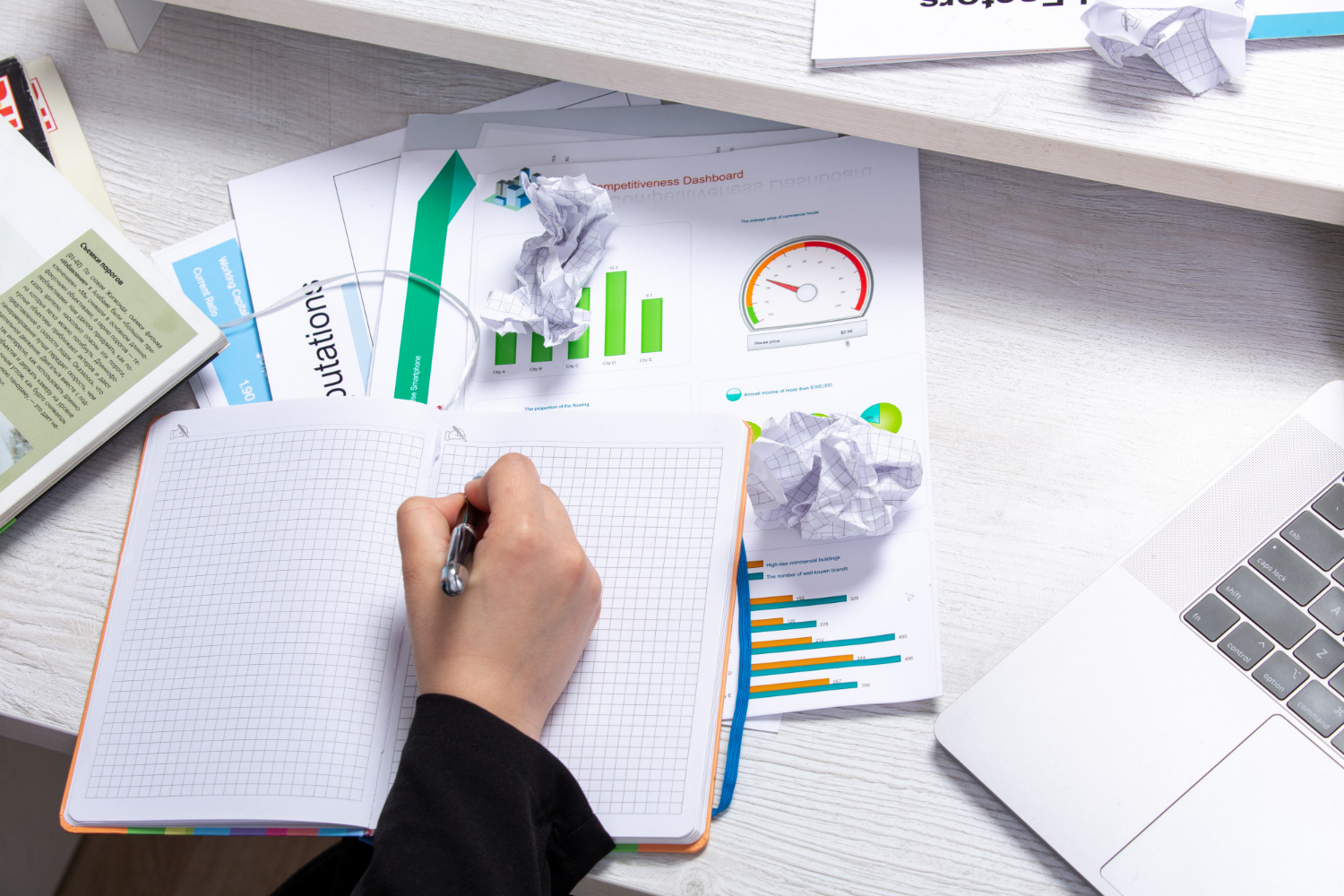 Dans le secteur hautement concurrentiel de l'entretien commercial et résidentiel, une gestion efficace des risques est cruciale pour la croissance et la réussite de votre entreprise de nettoyage. Comprendre et anticiper les risques potentiels tout en mettant en place des stratégies de gestion appropriées est essentiel pour maintenir la réputation de votre entreprise, fidéliser les clients et garantir une rentabilité constante.
