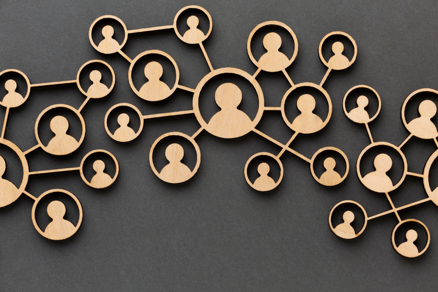 L'équipe de gestion et la structure organisationnelle sont des éléments cruciaux dans le développement d'un business plan solide pour votre espace de coworking. Une gestion efficace et une organisation bien pensée sont essentielles pour assurer le succès et la croissance de votre entreprise dans ce secteur en constante évolution.