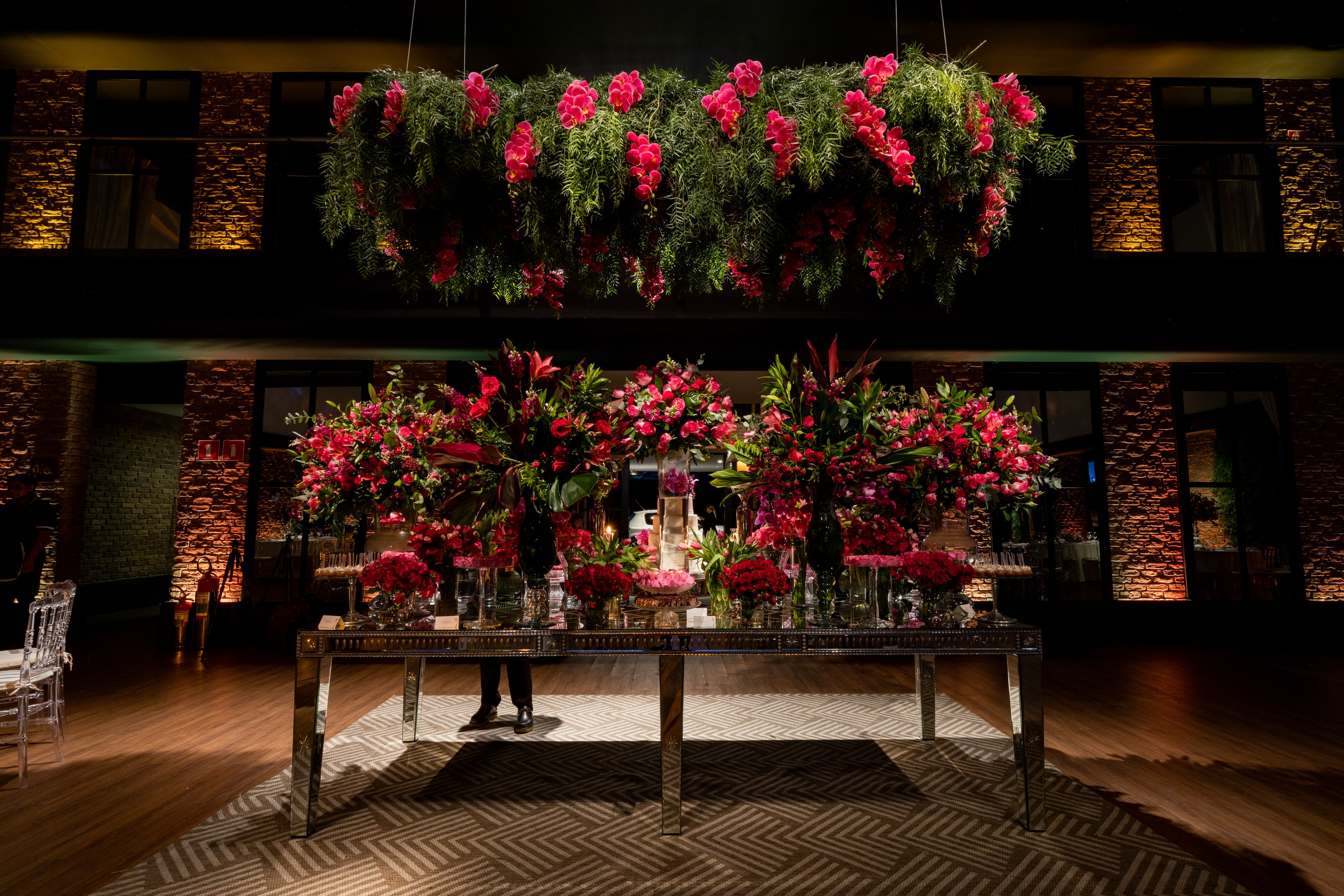  Fleurs & Festivités est une entreprise spécialisée dans les services de décoration et d'événements floraux. Notre équipe de passionnés de la botanique et du design crée des expériences visuelles uniques en combinant l'art floral avec le décor événementiel. 