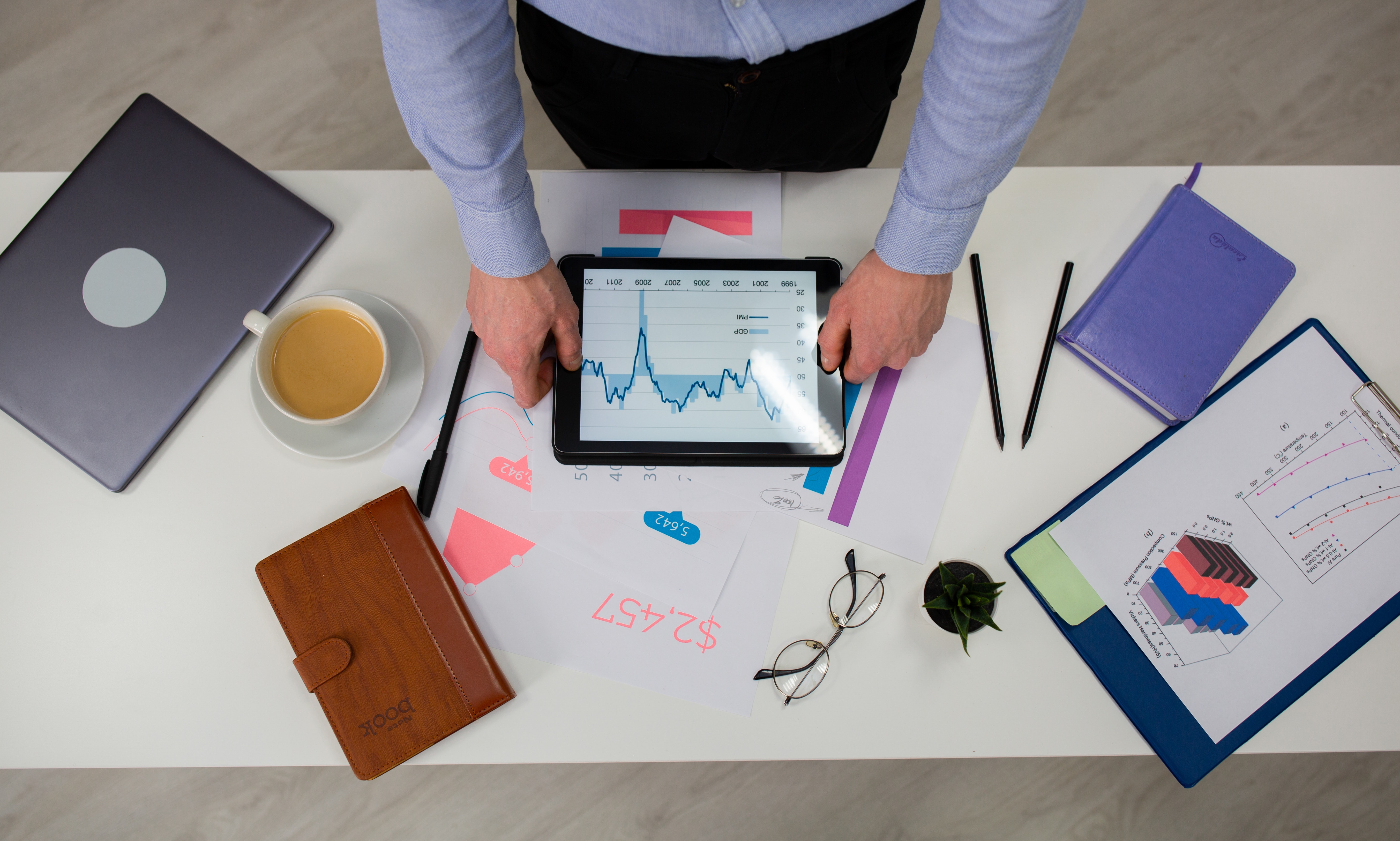 Un plan d'affaires pour la gestion des opérations d'une boutique de fleurs doit couvrir un large éventail de domaines, de la gestion des stocks à la prestation de services exceptionnels aux clients. 