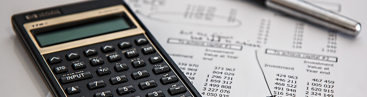 Un Plan Financier pour un magasin de friperie joue un rôle essentiel dans la gestion réussie de cette entreprise unique. En combinant la mode abordable et l'éco-responsabilité, les friperies attirent de plus en plus de clients soucieux de leur budget et de l'environnement. Cependant, pour assurer le succès à long terme de votre magasin de friperie, il est crucial d'avoir en place un Plan Financier solide et bien pensé.