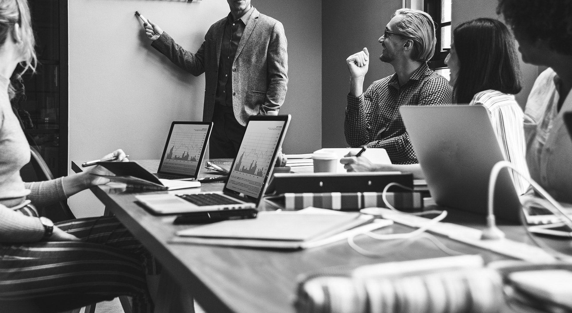 Un plan de communication pour un garage automobile doit être structuré de manière à atteindre efficacement les clients potentiels tout en renforçant la relation avec les clients existants. Voici un exemple de plan de communication en plusieurs étapes :
