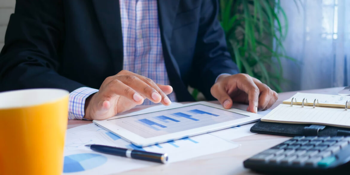 L'évaluation et l'adaptation d'un business plan pour une entreprise de glacier (vente de glaces et produits associés) sont essentielles pour assurer le succès à long terme de votre entreprise. Voici les étapes clés à suivre pour cette évaluation et adaptation :