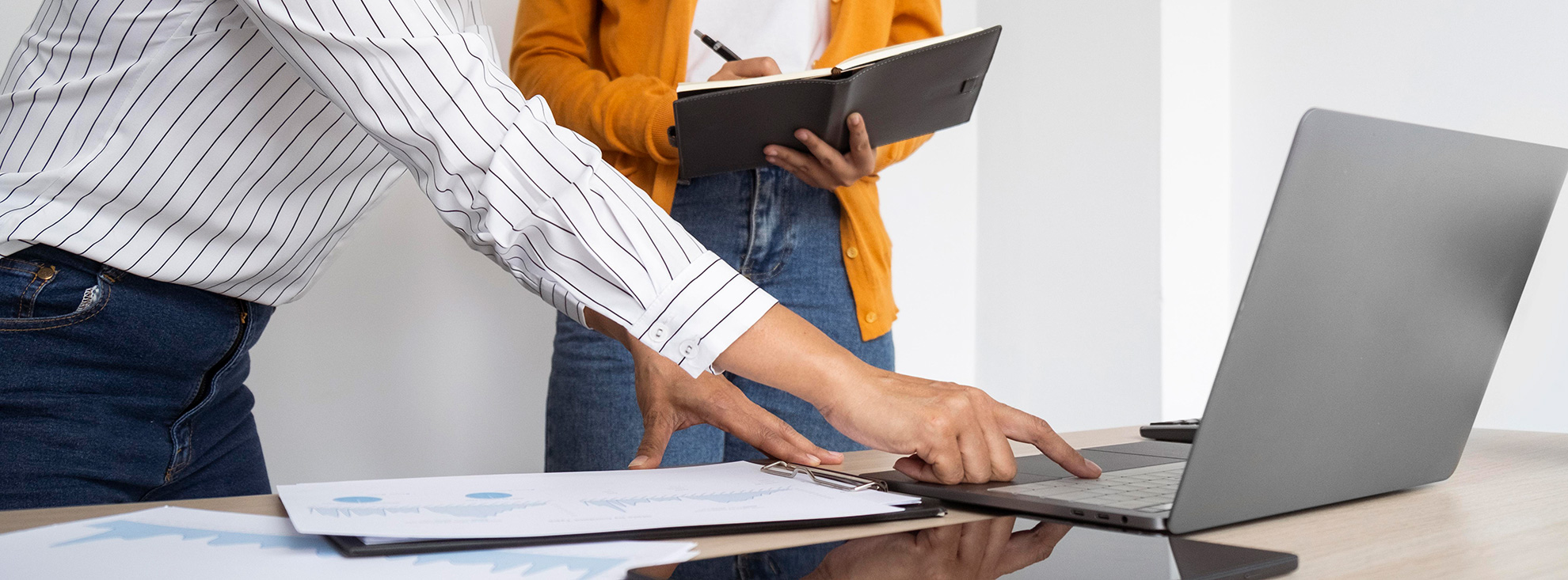 Un plan opérationnel et un business plan sont deux documents essentiels pour la gestion d'un hôtel. Le plan opérationnel se concentre sur la manière dont l'hôtel fonctionne au quotidien, tandis que le business plan est une stratégie globale pour le succès à long terme de l'entreprise.