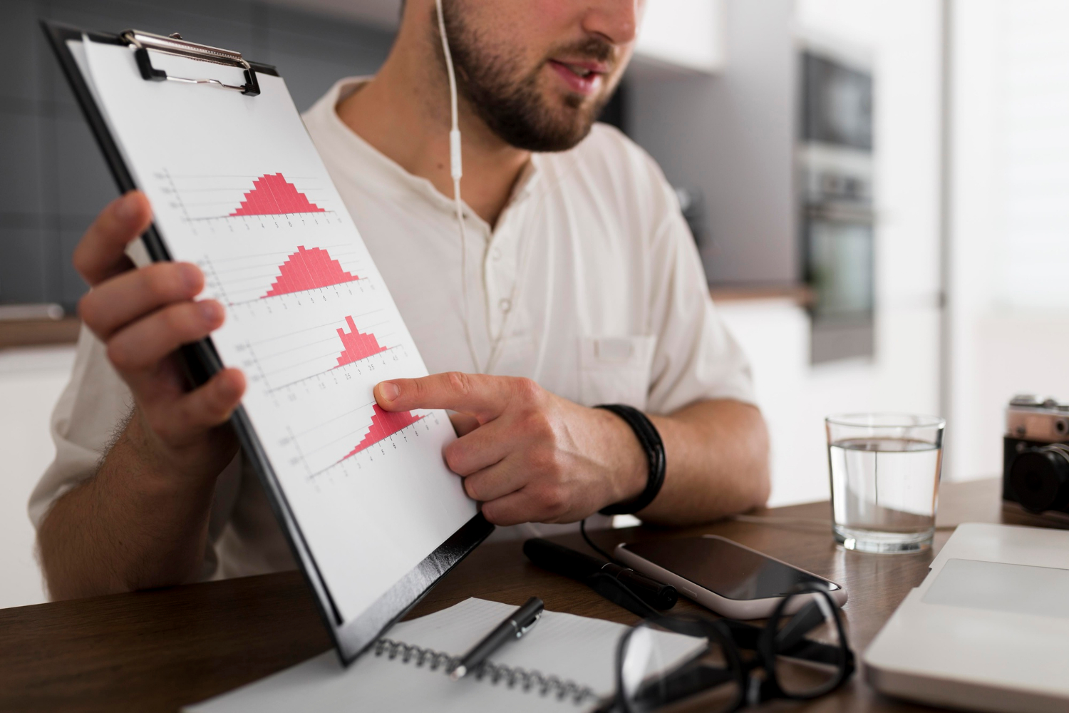 Lorsque vous gérez un institut de beauté, il est crucial de mesurer régulièrement vos résultats et de planifier soigneusement l'expansion de votre entreprise. C'est là qu'intervient un outil essentiel : le business plan. Dans cet article, nous explorerons l'importance de cette feuille de route stratégique pour le succès de votre institut de beauté.