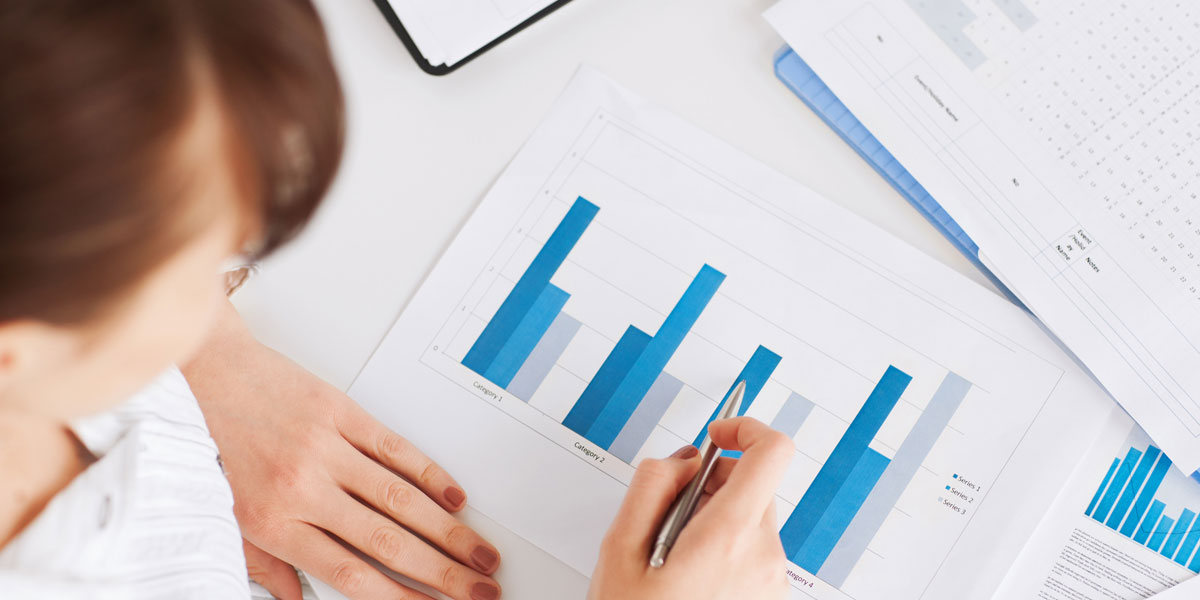 Développez des prévisions de revenus réalistes en tenant compte de la demande du marché et de votre stratégie de tarification. Analysez les ventes mensuelles et annuelles attendues en fonction de différents produits et canaux de distribution (boutique physique, boutique en ligne, partenariats).