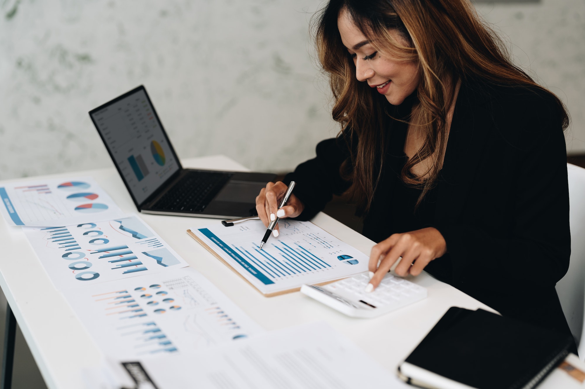 Un plan d'affaires pour une pizzeria devrait couvrir tous les aspects importants de votre entreprise, y compris la stratégie, les opérations, le marketing, les finances et plus encore. Voici une structure de base que vous pourriez suivre pour créer votre plan d'affaires pour une pizzeria :