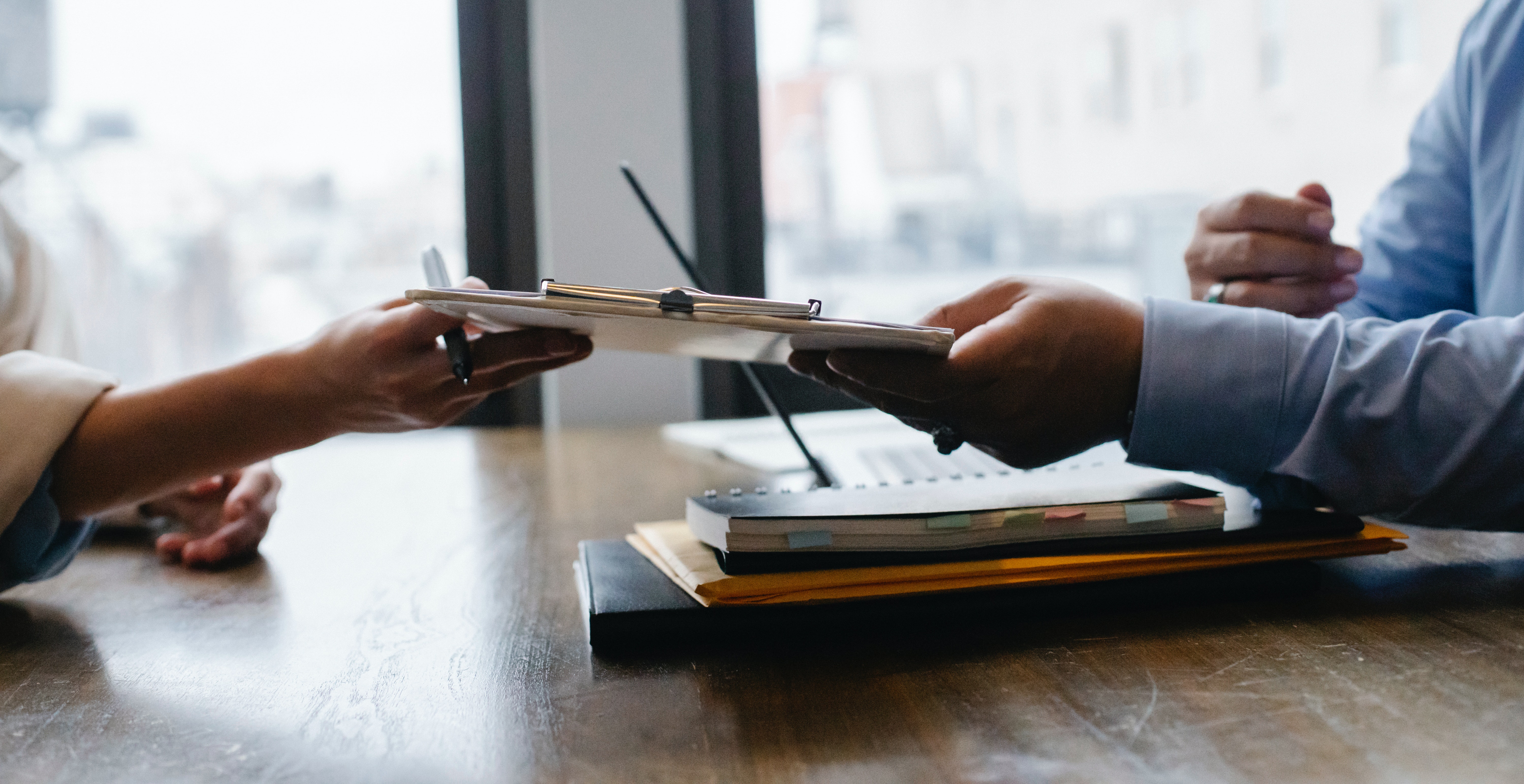 Les ressources humaines jouent un rôle crucial pour assurer le bon fonctionnement et la réussite d'un restaurant. Voici quelques aspects importants à considérer :