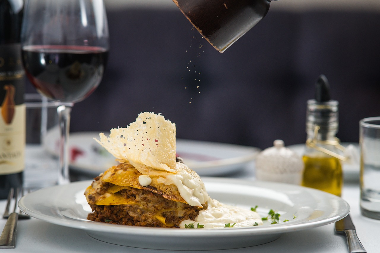 Le concept et l'offre d'un restaurant italien peuvent varier en fonction de plusieurs facteurs, tels que l'emplacement, le public cible, le style et l'ambiance que vous souhaitez créer. En fin de compte, le concept et l'offre de votre restaurant italien devraient refléter votre passion pour la cuisine italienne et offrir une expérience mémorable aux clients. 