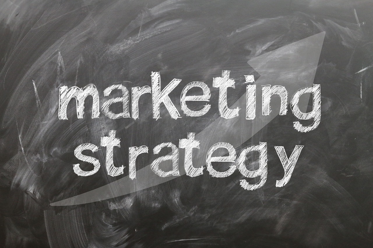 Un plan de marketing pour une sandwicherie est un document stratégique qui définit les objectifs, les stratégies et les actions à entreprendre pour promouvoir et développer l'entreprise. Il s'agit d'une feuille de route détaillée qui vise à attirer plus de clients, à augmenter les ventes et à renforcer la notoriété de la sandwicherie.
