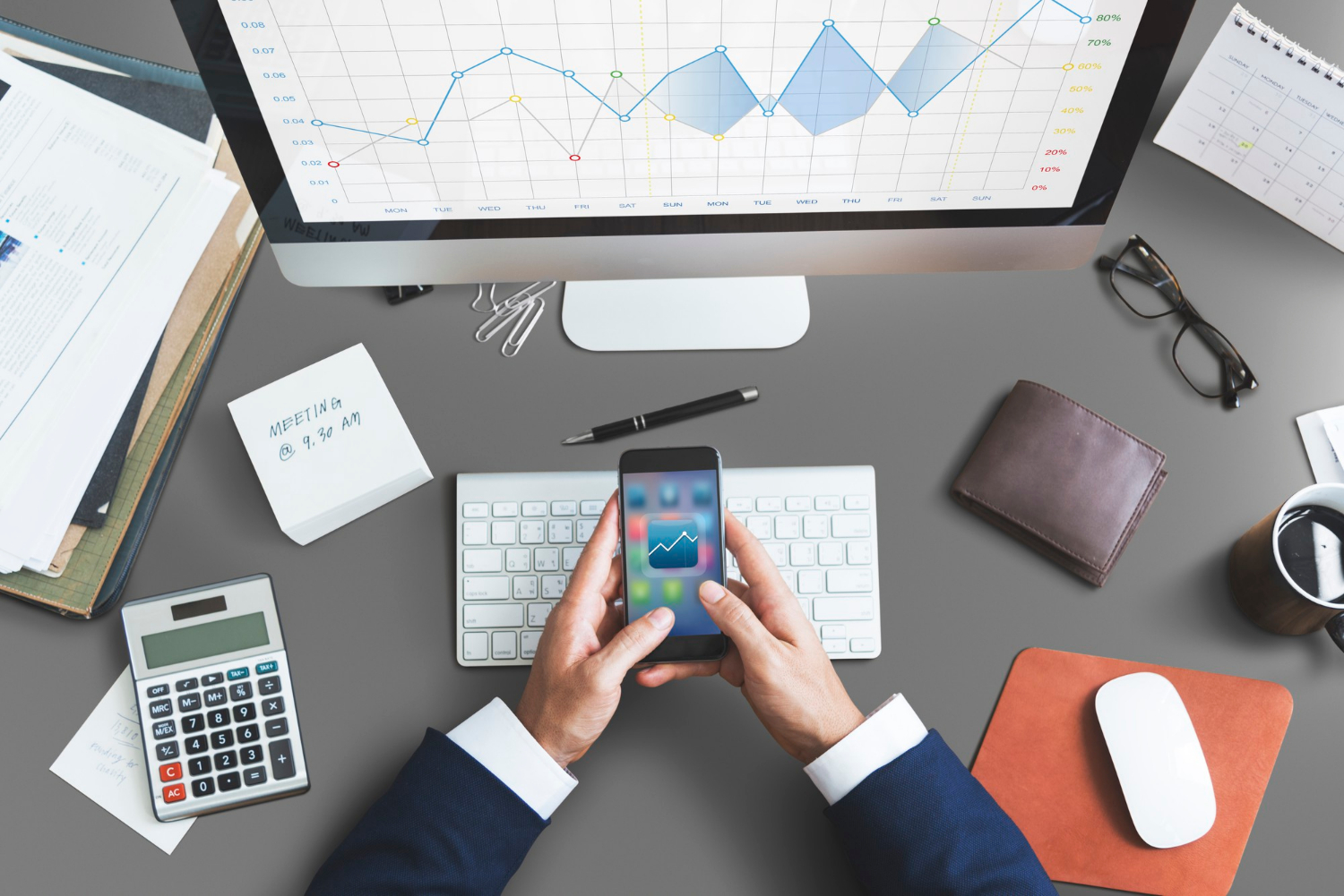 La comptabilité moderne a connu une révolution majeure grâce à l'intégration des outils technologiques. Ces avancées ont permis d'automatiser de nombreuses tâches fastidieuses, telles que la saisie manuelle des données, la tenue des registres et le rapprochement bancaire.